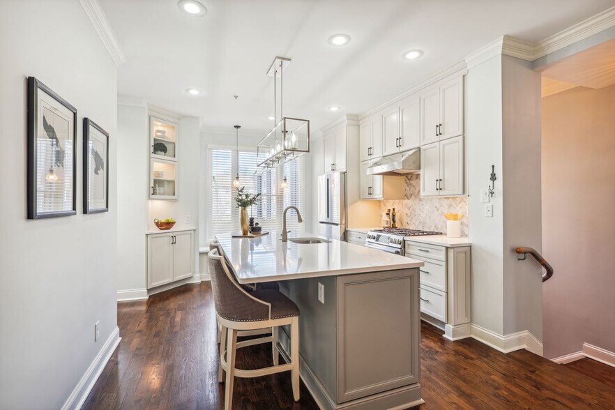 Building Photo - 337 W 7th St