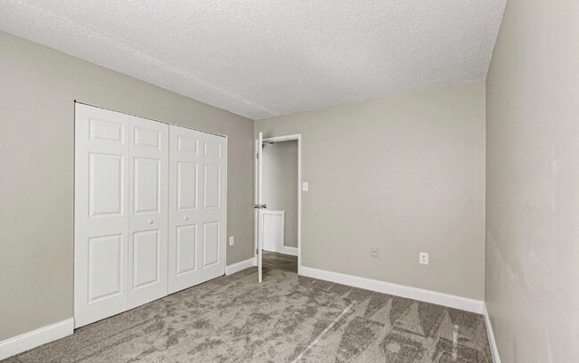 Building Photo - Renovated Herndon Condo