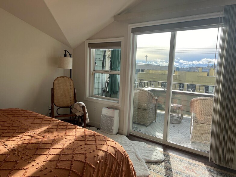 Building Photo - 1802 Franklin Ave E