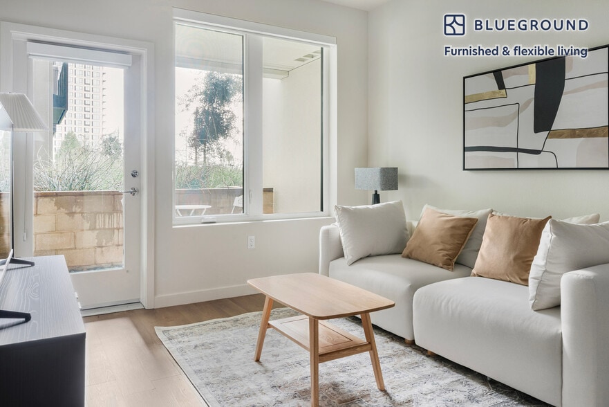 Primary Photo - 2333 Calle Del Mundo