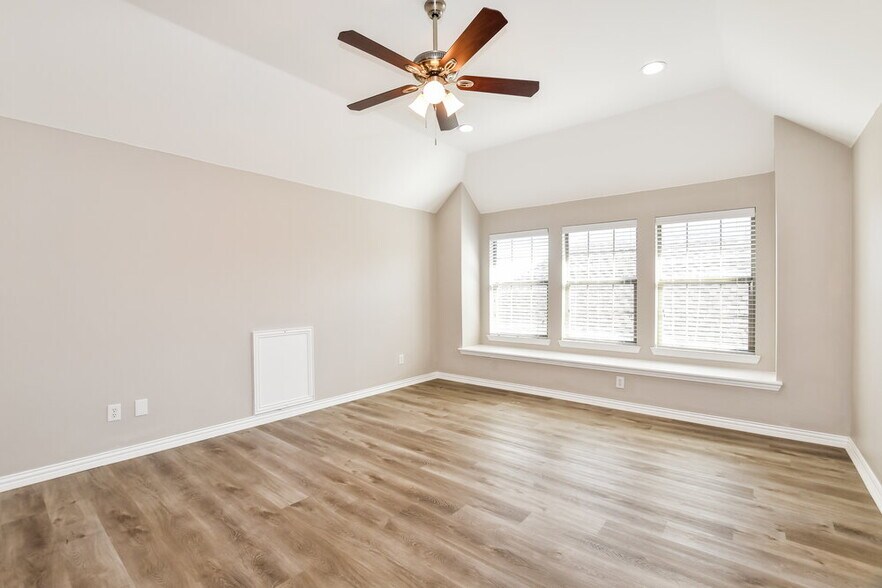 Building Photo - 2813 Independence Dr