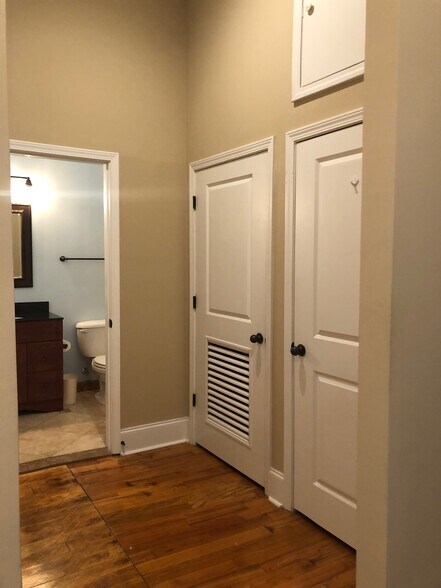 entry way to guest bathroom - 936 Broad St