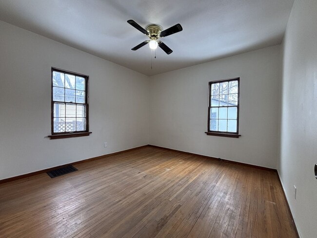 Building Photo - 2 Bedroom House for Rent