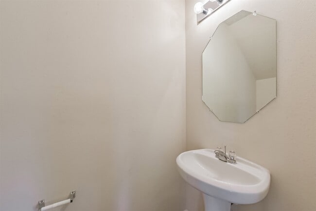 Building Photo - 2142 Tandy Park Way