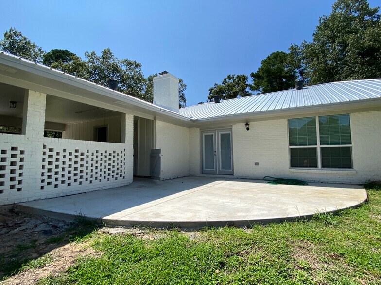 Building Photo - 200 Poplar Dr