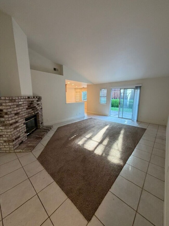 Building Photo - Beautiful Freshly Painted 3 Bedroom and 2 Bathroom Home in Carmichael $2,995.00 + Water