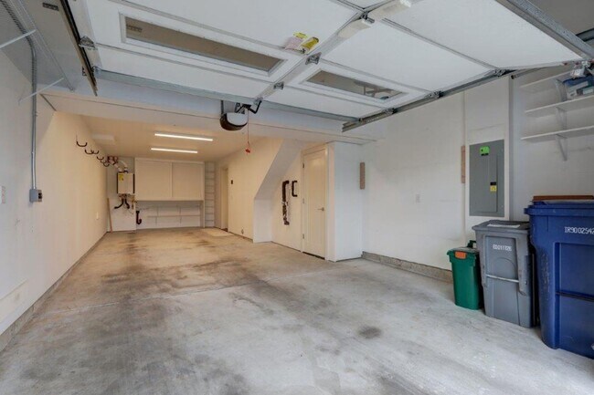 Building Photo - Immaculate and Spacious 2 Bedroom/1.75 Issaquah Townhome!