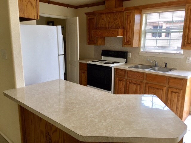 Building Photo - 717 W Bronze Dr