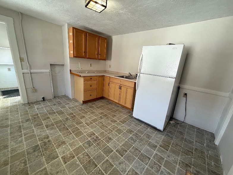 Building Photo - 1988 Centre St