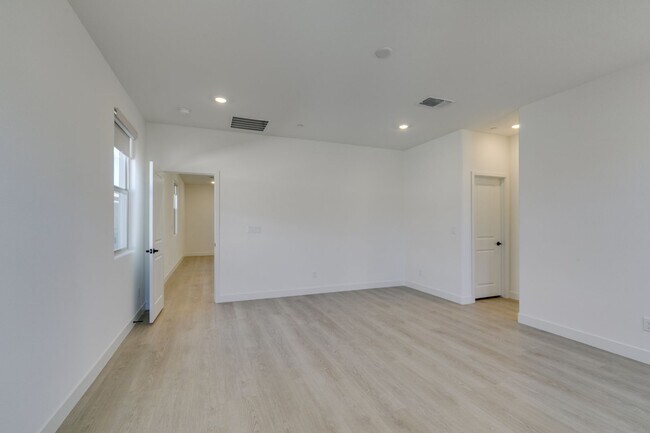 Building Photo - Brand New 4 Bedroom + Den/Office in Summerlin