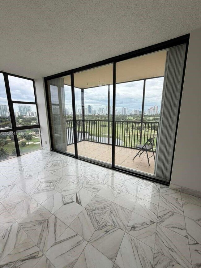 Building Photo - 20379 W Country Club Dr