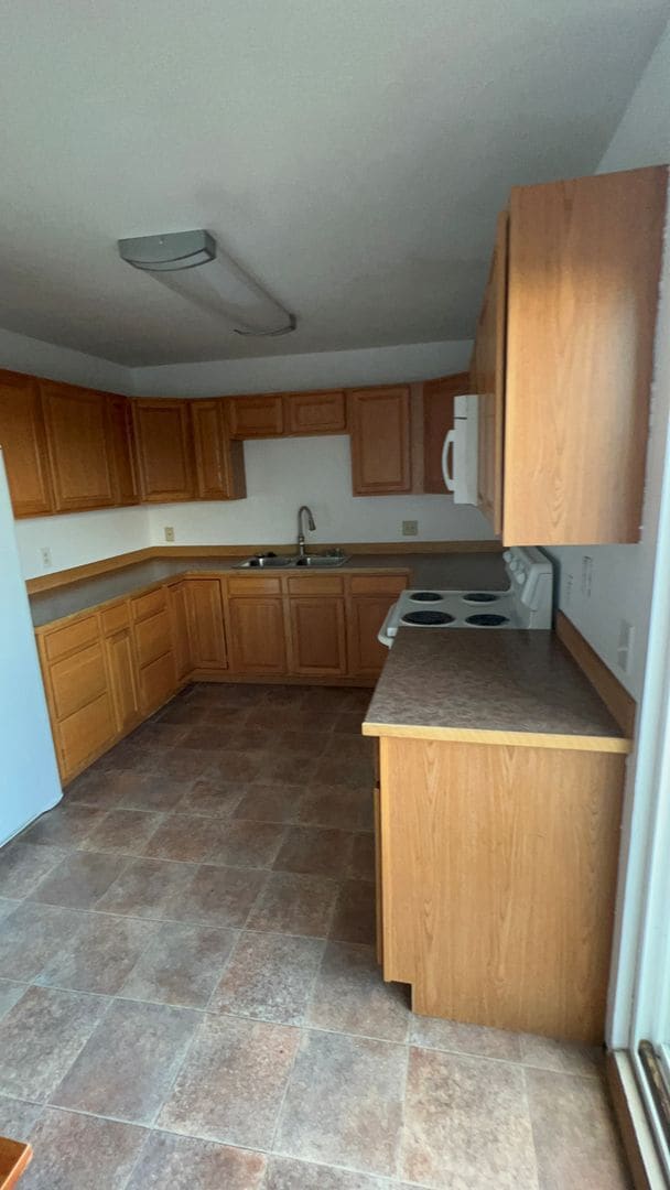 Building Photo - 3 Bedroom Apartment in Jewel Lake w/ Garage!