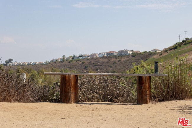 Building Photo - 7823 Kenyon Ave