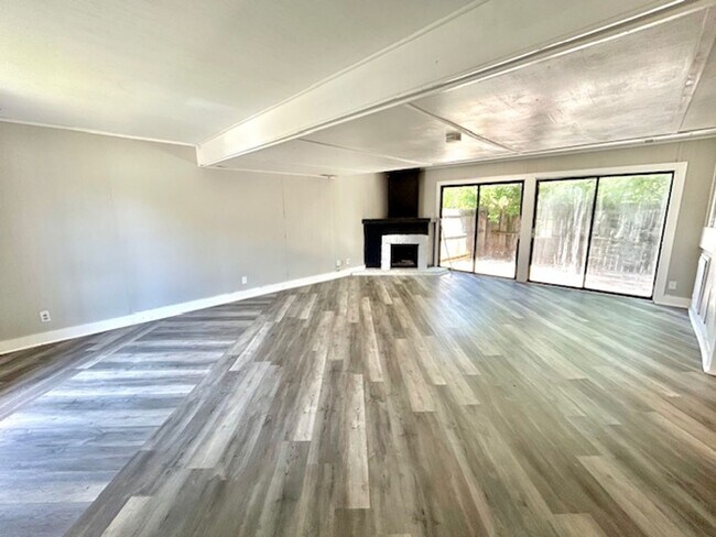 Building Photo - SPACIOUS 3 BEDROOM, 2 BATH HOME FOR RENT – $1,500/MONTH!