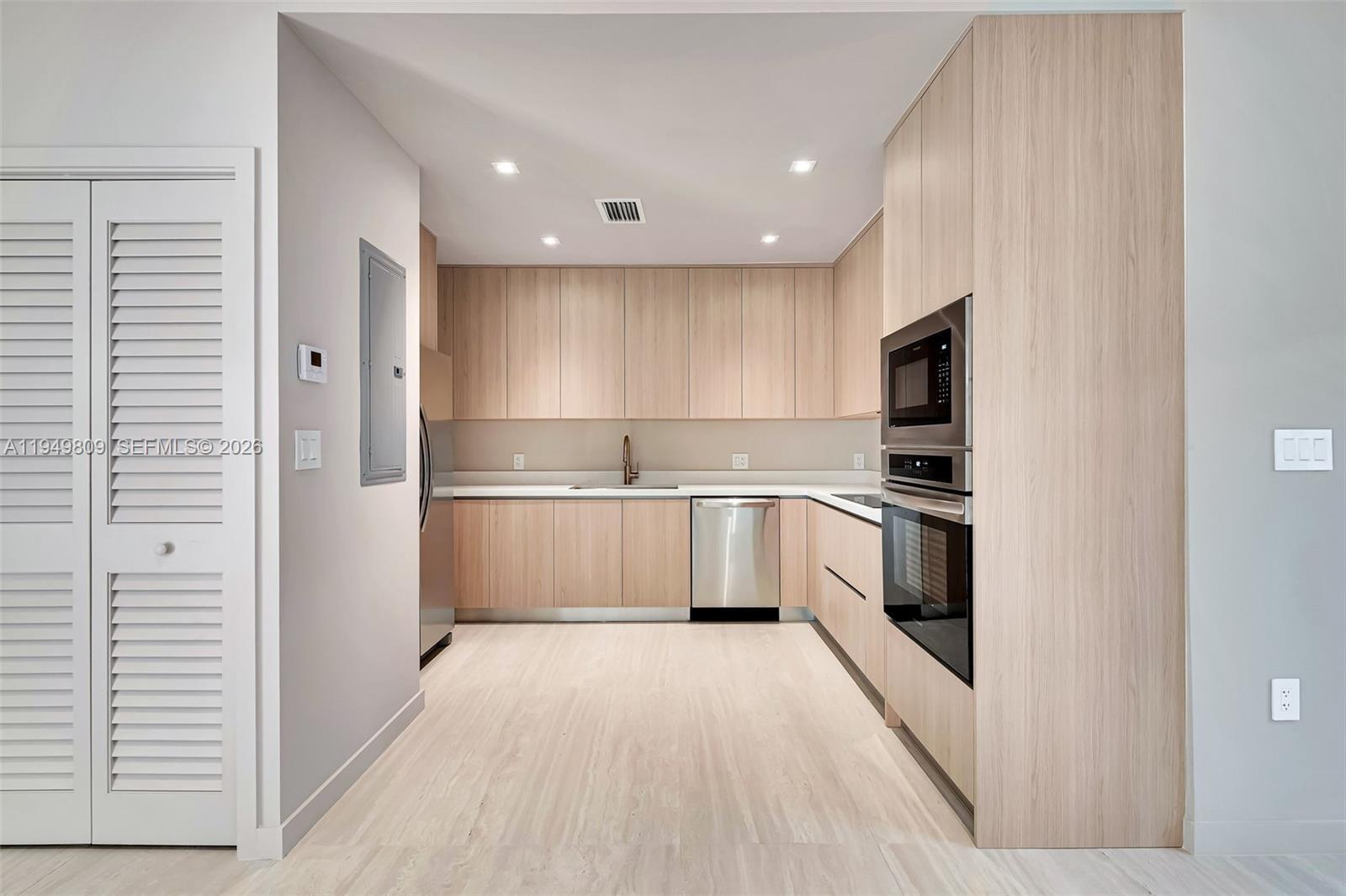 Building Photo - 2625 SW 32nd Ct