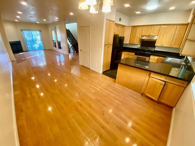 Building Photo - Spacious 4 Bed, 3 Bath Townhouse in Torrance $3,850