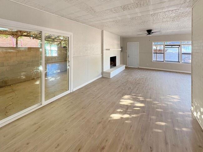 Building Photo - 512 E Mesa Dr