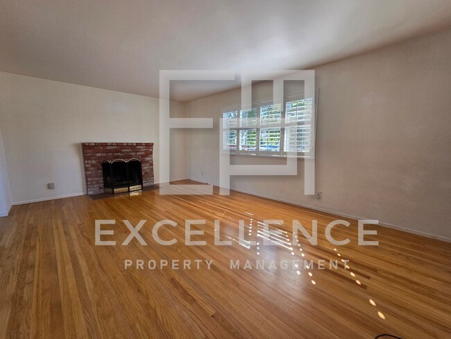 Building Photo - 2 Story 4/2 + Office, Hwf, Pets Negotiable...