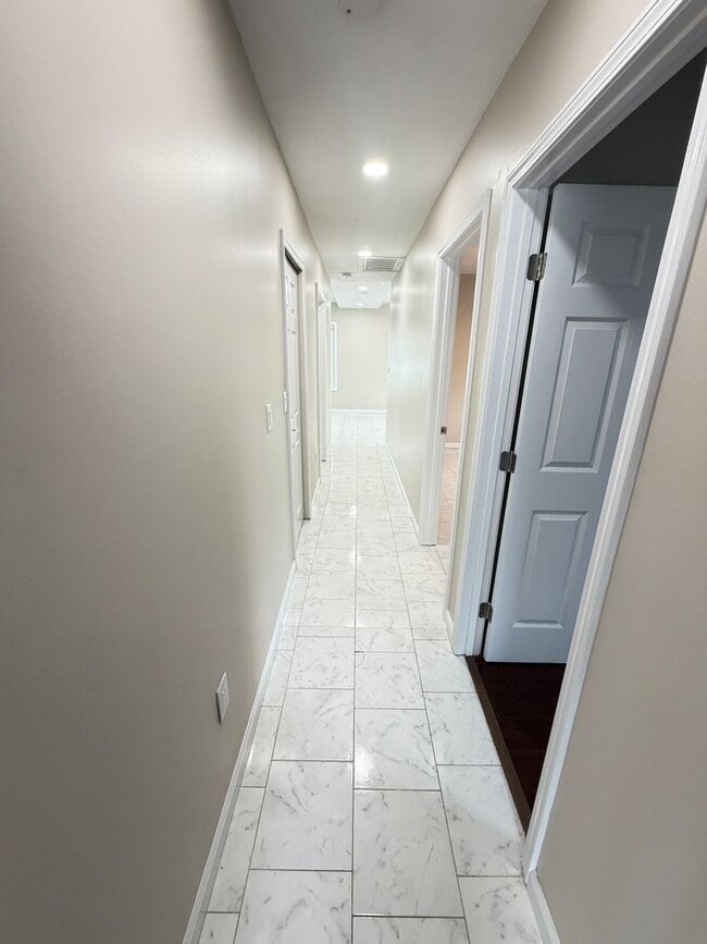 Building Photo - Marvelous 3 Bedroom and 2 Full Bath House!