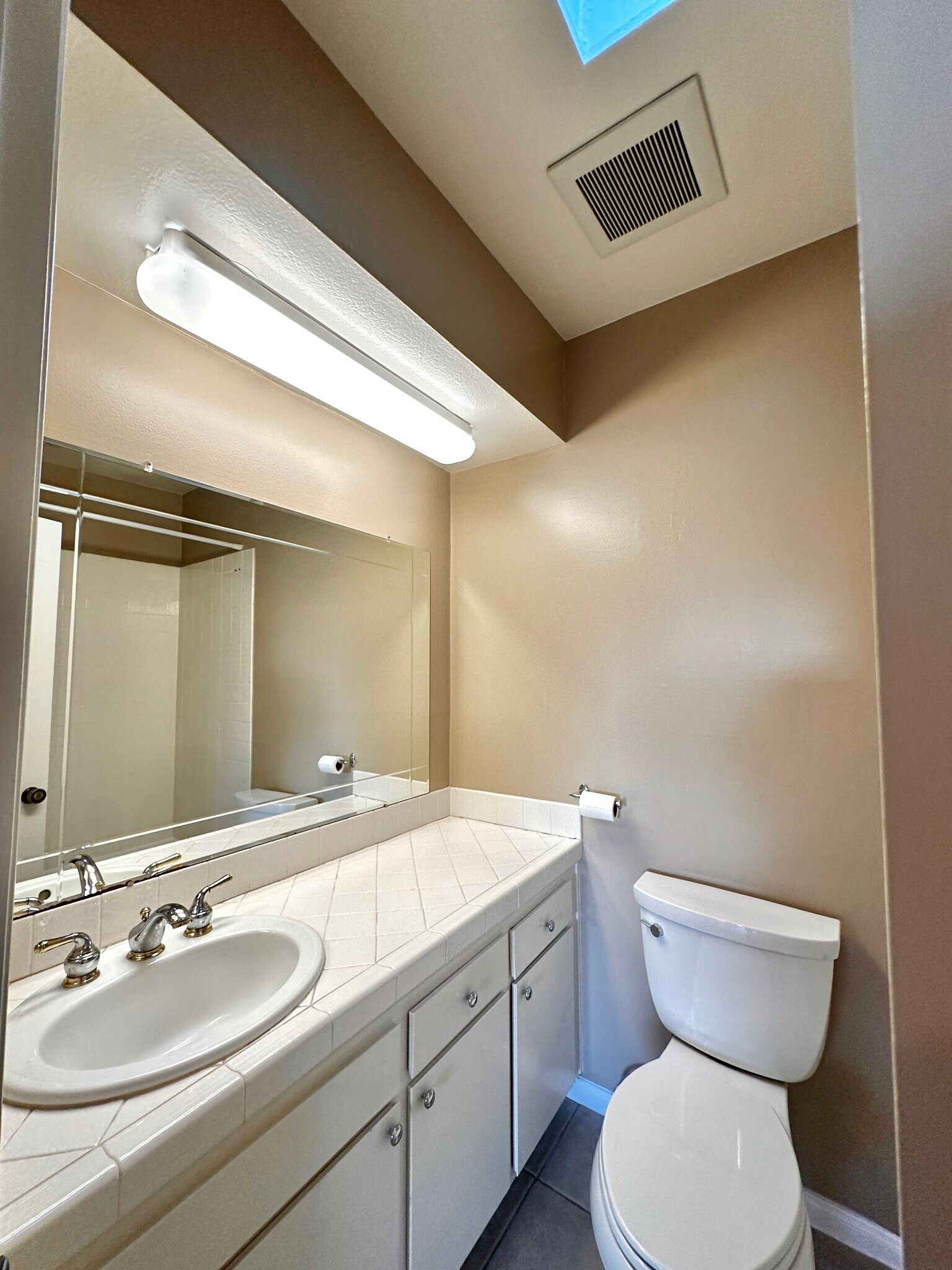 ensuite bathroom - 125 S Sierra Madre Blvd