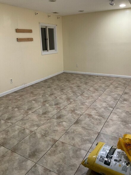 Building Photo - 132 Hallock Rd