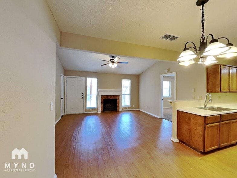 Building Photo - 1213 Hyridge St