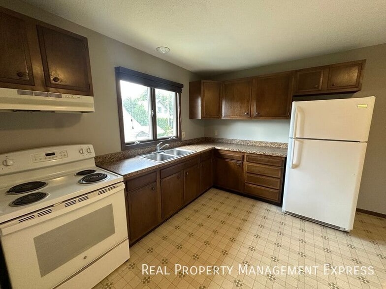 Building Photo - Spacious 2 Bedroom Apartment