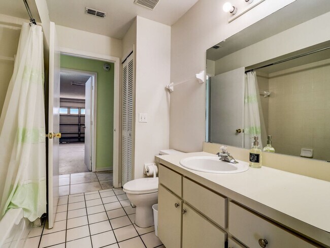 Building Photo - Beautiful 3-bedroom 2-bathroom house in th...