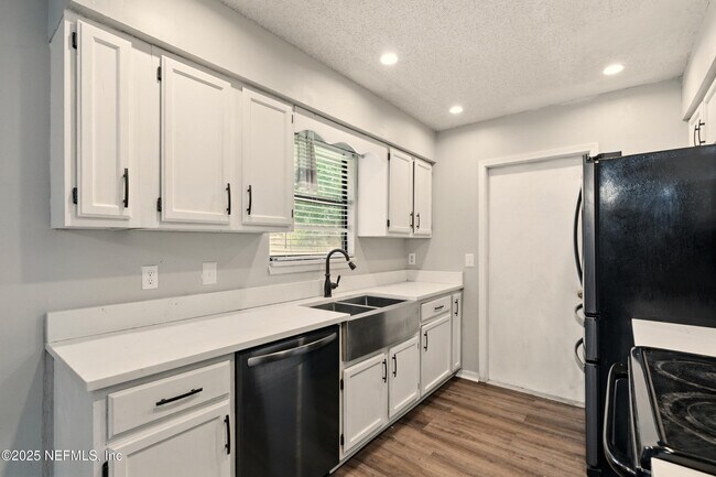Building Photo - 6343 Alfredo Ct