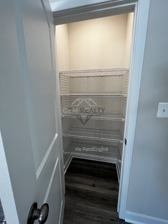 Building Photo - 38 Meadow View Ln