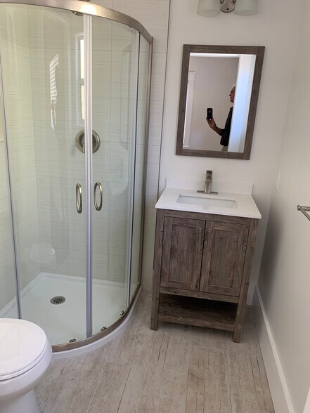 Remodeled bathroom - 2109 Shell Ave