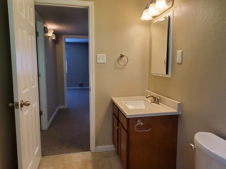 Building Photo - 5526 Humbert Rd