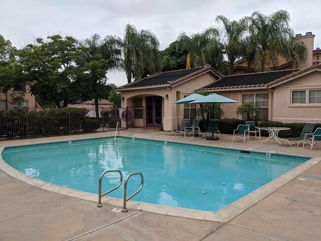 Building Photo - 2 Bedroom-2 Bathroom Single Story Condo in...