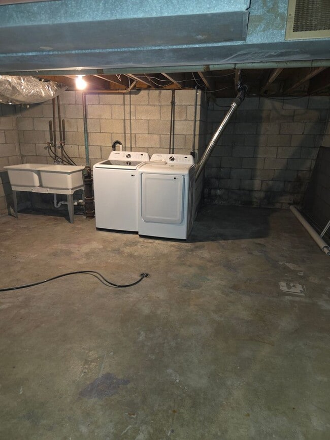 Building Photo - Spacious Townhome!