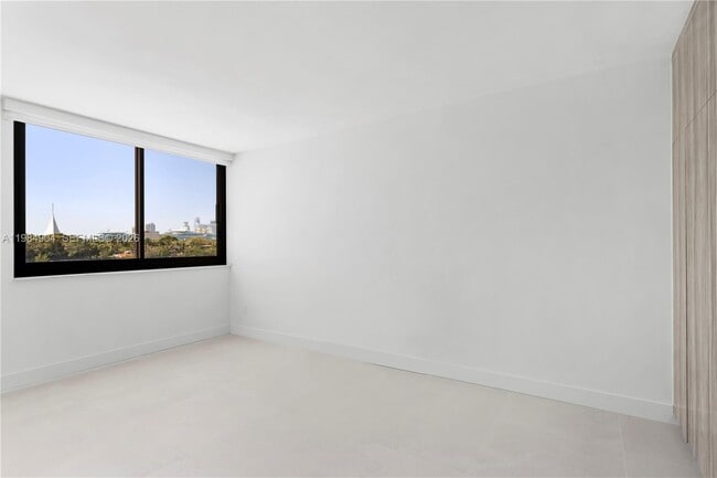 Building Photo - 1000 Venetian Way