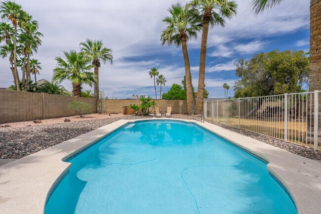 Building Photo - 2426 E Sahuaro Dr