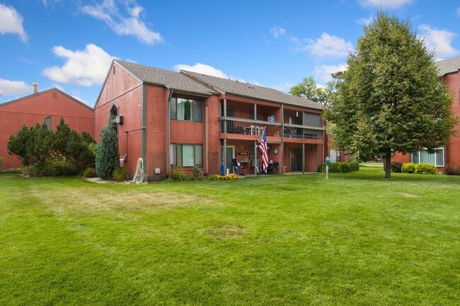 Building Photo - 2 Bedroom, 1 Bathroom Apartment, trash, water, and hot water heat included in rent.