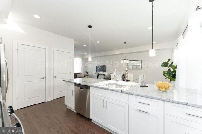 Building Photo - 2142 Kensington Walk