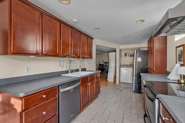 Building Photo - 322 E 6th Ave