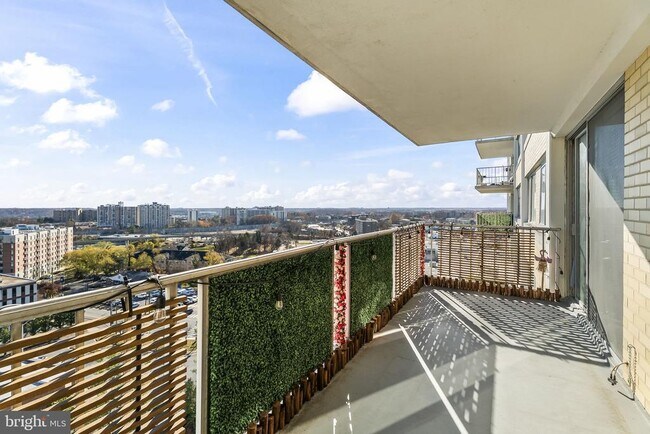 Building Photo - 301 N Beauregard St