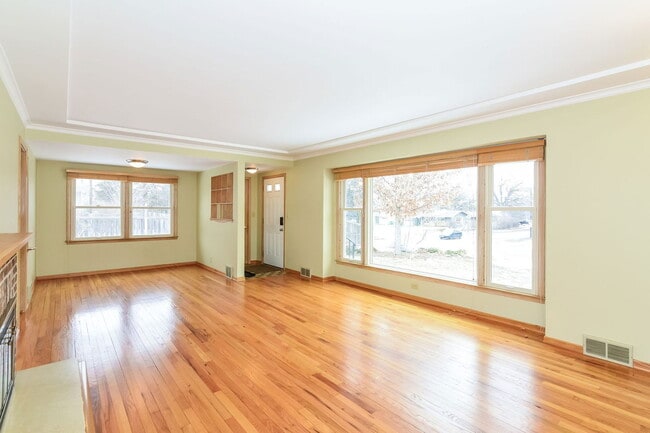 Building Photo - 2420 Sumter Ave S