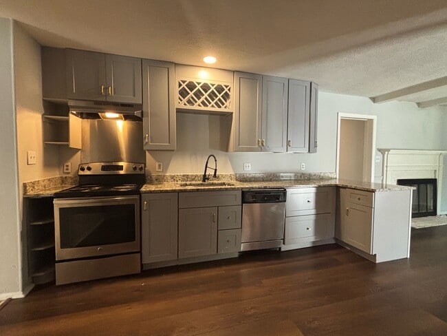 Building Photo - 381 Summerhill Rd