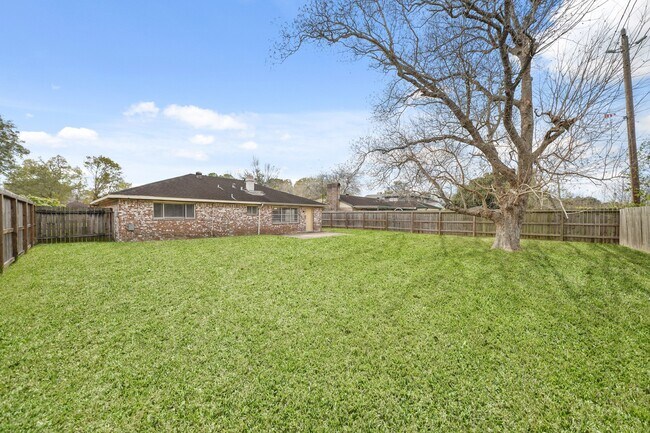 Building Photo - 2402 Hilton Head Dr