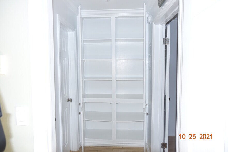 Linen Closet - 914 Lincoln Blvd
