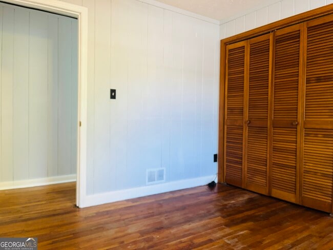 Building Photo - 406 E Main St