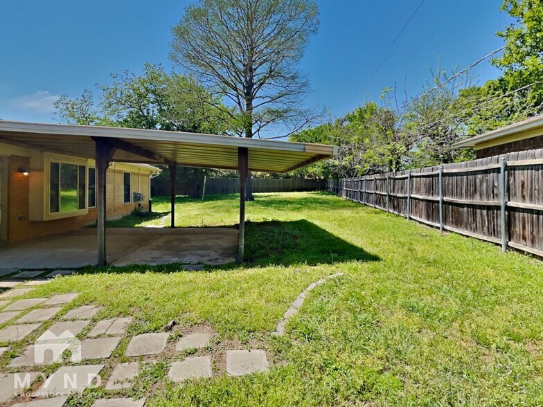 Building Photo - 2015 Arborcrest Dr