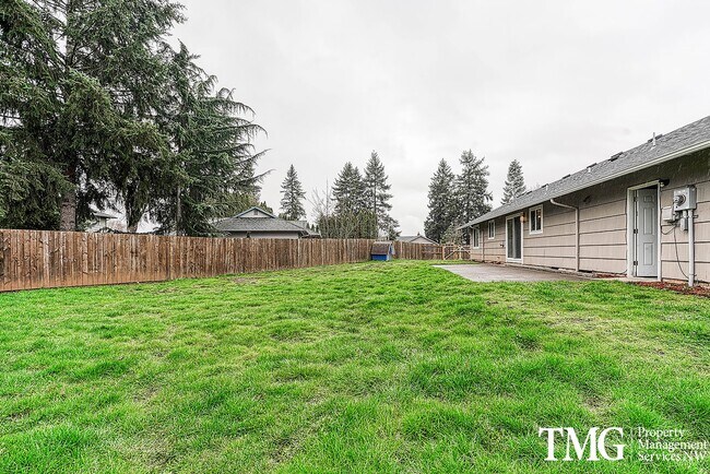 Building Photo - Classic Ranch Style home with 2 Bed 1.5 Bath and Large Backyard!