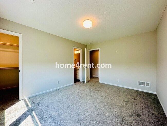 Building Photo - Exceptional Olathe Home in the Cedar Creek Subdivision w/ Wood Floors and a Finished Basment!