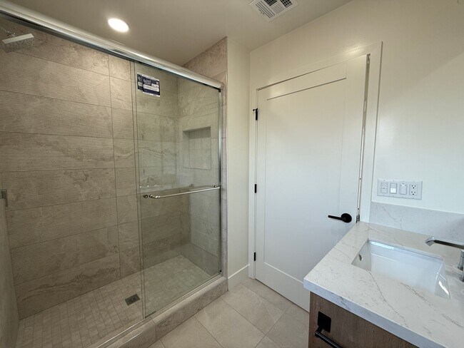 Building Photo - 5127 E Falls View Dr