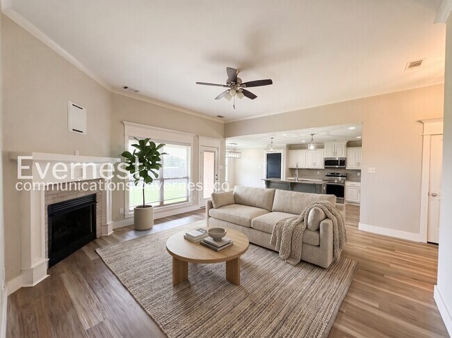 Building Photo - 4 Bed/2 Bath Home with Fenced Yard & Garage / Pet-Friendly / Available Now!